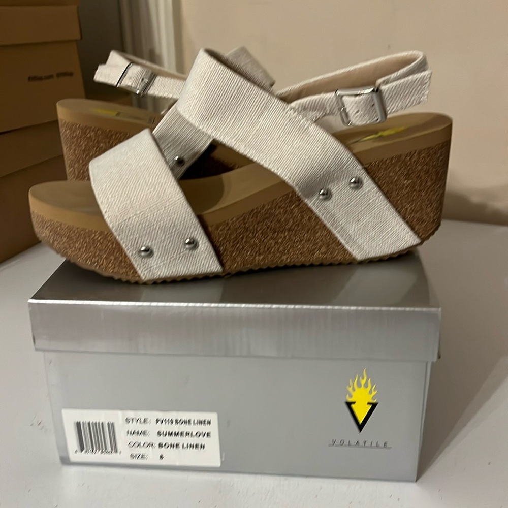 New linen wedges size 8 brand Volatile